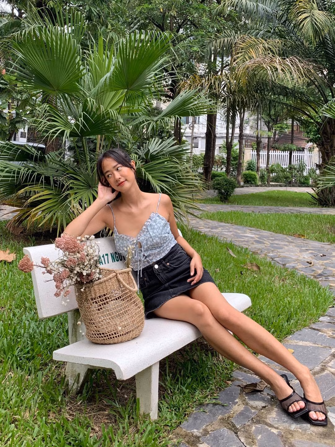 Nhưng khi về Việt Nam, tôi gặp mấy bạn trai người Việt Nam và thích luôn. Bây giờ tôi không thích người Tây nữa, thích người Việt Nam thôi". Bông hồng lai Việt - Pháp chia sẻ thêm.