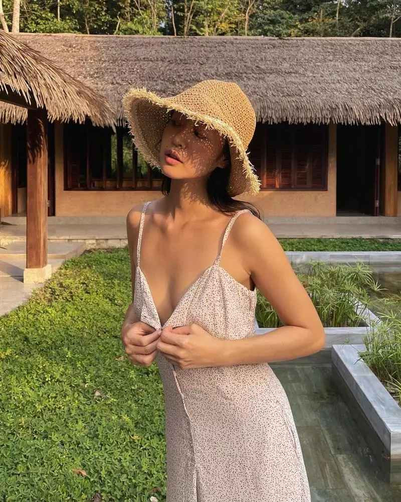 Amandine Thuỳ Trinh tốt nghiệp ngành thiết kế thời trang ở Pháp và từng theo học ngành thiết kế thực phẩm tại Đức và Úc.