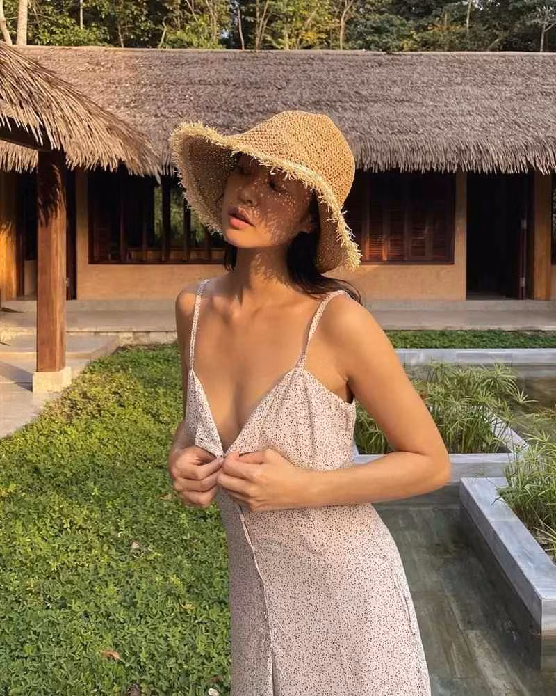 Amandine Thuỳ Trinh tốt nghiệp ngành thiết kế thời trang ở Pháp và từng theo học ngành thiết kế thực phẩm tại Đức và Úc.