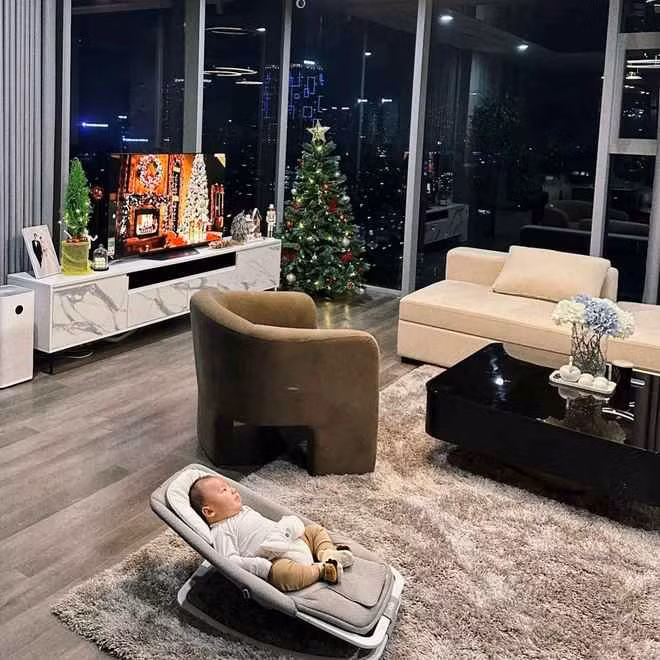 Chính từ "view triệu đô" này mà Tố Uyên - vợ Thành Chung thường chọn khu vực sát tường kính để trang trí nhà cửa trong mỗi dịp lễ Tết như Trung thu, Giáng sinh, Tết,...