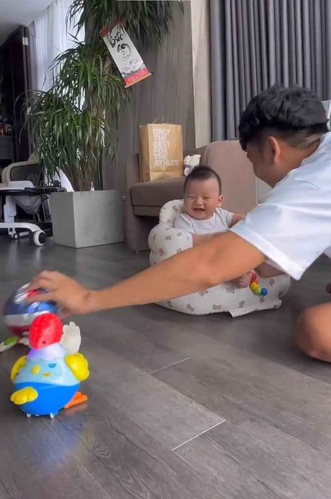 Ngoài căn hộ này, vợ chồng Thành Chung còn có thêm một căn nhà ở Tuyên Quang - quê nhà của cặp đôi. Hồi tháng 6 vừa qua, em bé Leo cũng được bố mẹ cho "flex" một chiếc sổ hồng nhưng Thành Chung và vợ chưa tiết lộ thêm về BĐS này.