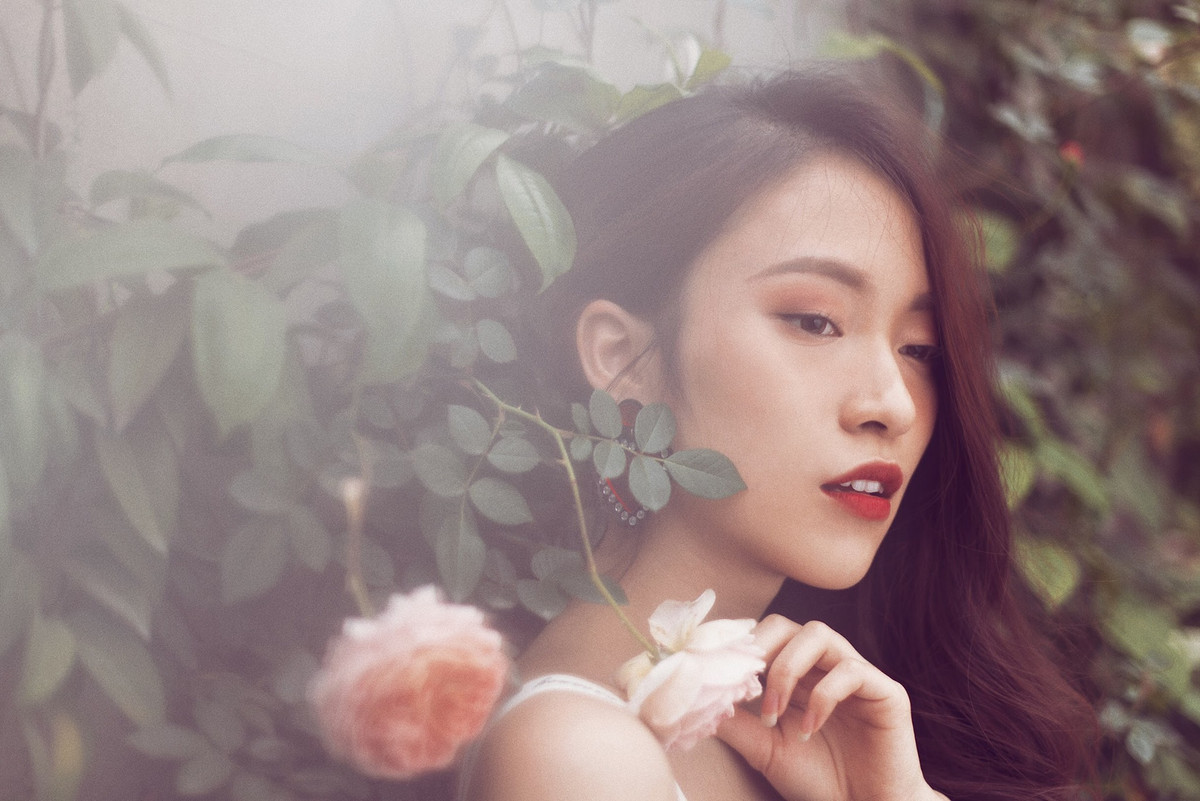 Đồng thời Khánh Vy cũng trở thành một Youtuber nổi tiếng với cộng đồng học tiếng anh với loạt video cộp mác Vy Vocab.