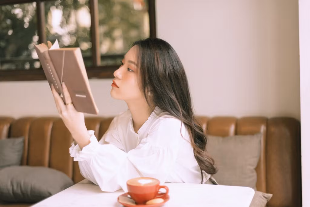 Khánh Vy hiện là sinh viên năm cuối ngành Chính trị Quốc tế và Ngoại giao (Học viện Ngoại giao).