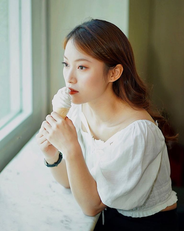 Theo nhiều bạn bè nhận xét, Khánh Vy chưa bao giờ kêu ca mệt mỏi, ủ rũ hay than phiền bởi vốn dĩ, cô nàng là cô gái luôn tích cực, yêu đời trong mọi hoàn cảnh.