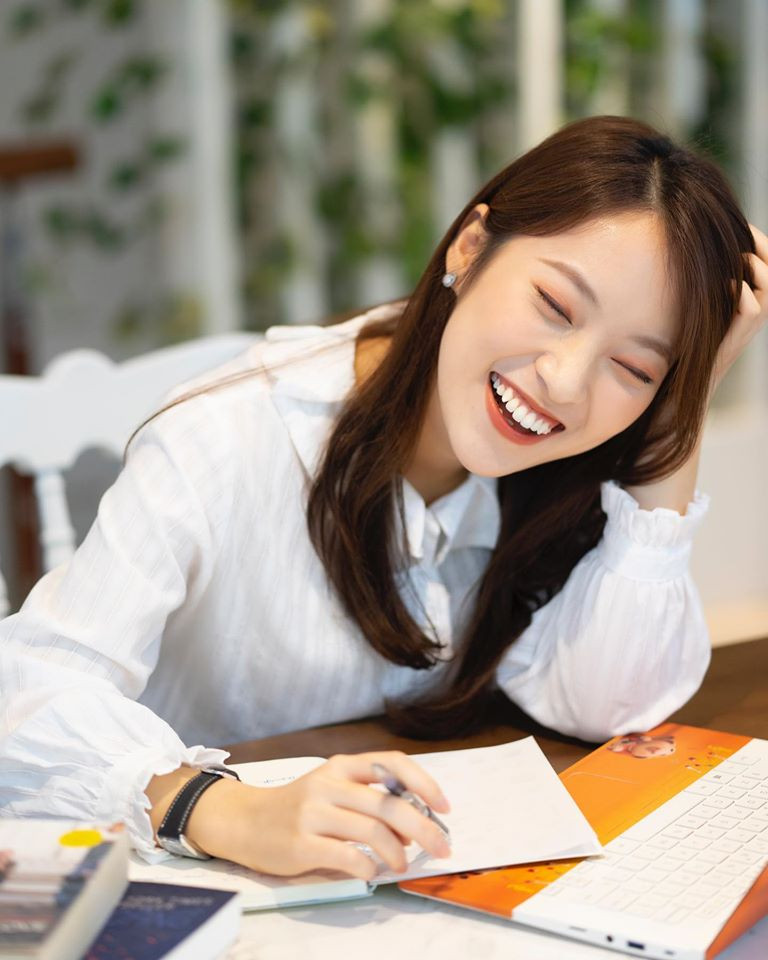 Khánh Vy là một cái tên không còn xa lạ với cộng đồng mạng. Nổi lên sau 1 đêm nhờ clip quay “chơi” nói 7 thứ tiếng: Thái, Hàn, Trung, Nhật, Anh, Italy, Việt gây bão mạng xã hội cô nàng chính thức trở thành hot girl 7 thứ tiếng.