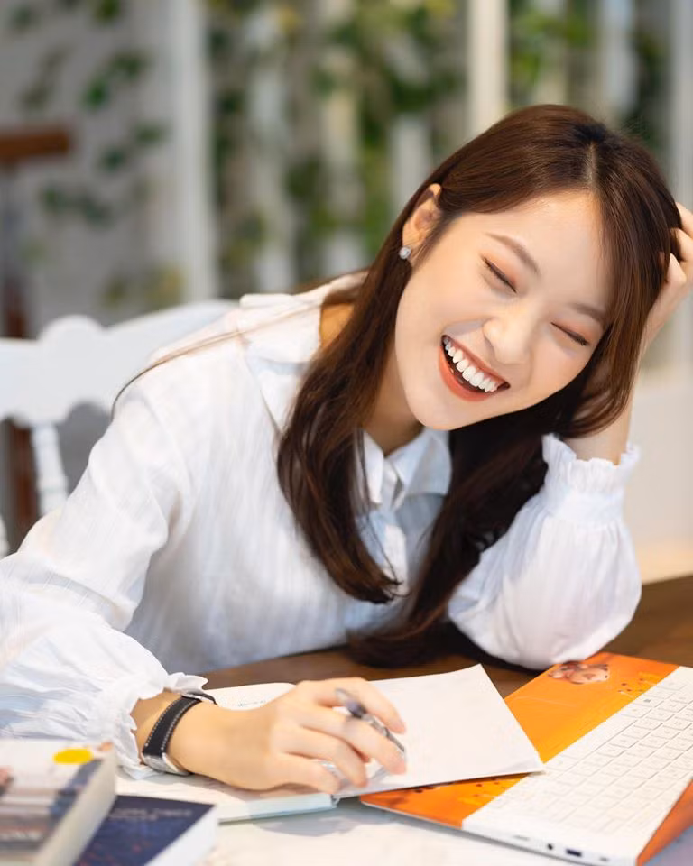 Khánh Vy là một cái tên không còn xa lạ với cộng đồng mạng. Nổi lên sau 1 đêm nhờ clip quay “chơi” nói 7 thứ tiếng: Thái, Hàn, Trung, Nhật, Anh, Italy, Việt gây bão mạng xã hội cô nàng chính thức trở thành hot girl 7 thứ tiếng.