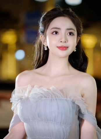 Theo đó, Bé My chủ động đăng tải lên tài khoản cá nhân của mình video "đính chính". Tại đây, nữ streamer tổng hợp những khoảnh khắc được đầu tư trang phục, make-up lẫn đội ngũ media ghi hình.