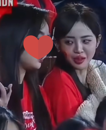 Cũng vì thế mà nhan sắc cô nàng streamer này trở thành chủ đề bàn tán. Đa số bình luận cho rằng, sự khác biệt rõ rệt giữa ảnh tự đăng với thực tế là dễ hiểu, bởi nữ chính đã sử dụng các công cụ chỉnh sửa.