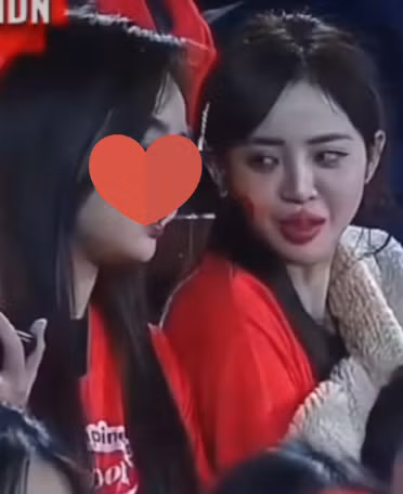 Cũng vì thế mà nhan sắc cô nàng streamer này trở thành chủ đề bàn tán. Đa số bình luận cho rằng, sự khác biệt rõ rệt giữa ảnh tự đăng với thực tế là dễ hiểu, bởi nữ chính đã sử dụng các công cụ chỉnh sửa.