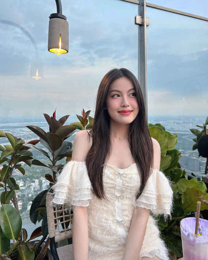 Về tính cách, bạn gái HIEUTHUHAI cũng không ít lần được khen EQ cao, có cách ứng xử khéo léo trên MXH. Cô nàng cũng rất thân thiện khi chăm chỉ trả lời bình luận của netizen. Thậm chí, khi bị đăng ảnh riêng tư của gia đình, Tăng Mỹ Hàn cũng trực tiếp nhắn tin để xin gỡ với giọng điệu nhẹ nhàng, chân thành khiến dân tình đã mê lại càng mê thêm.