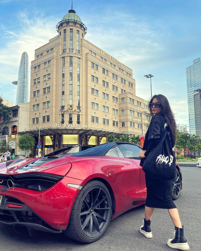 Cần gì đến resort, chỉ cần tạo dáng với background là dàn siêu xe này cũng đủ khiến Lê Loan trở thành bà bầu ngầu nhất nhì rồi
