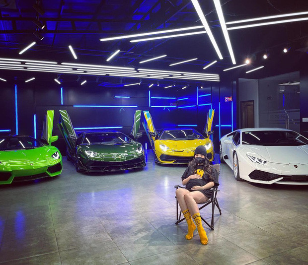 Dù bụng bầu vượt mặt theo đúng nghĩa đen nhưng nếu không nhìn ảnh toàn thân khéo chẳng ai nhận ra Lê Loan sắp tới thời gian "vượt cạn" đến nơi.