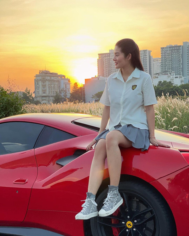 Không chỉ thế, những hình ảnh bầu bí của Lê Loan còn thêm phần ấn tượng khi background cô nàng chọn cho mình tuy không phải resort hạng sang nhưng vẫn cực xịn với một hàng dài toàn Lamborghini bạc tỷ.