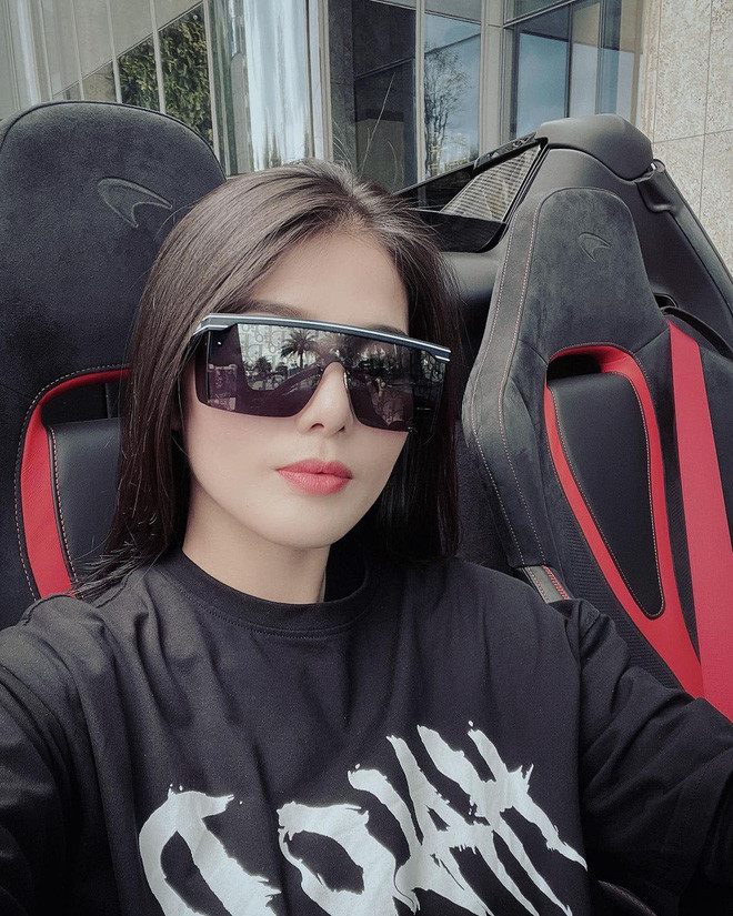 Mới đây, netizen còn phát hiện thêm một bà bầu "sang xinh" nữa có tên Lê Loan (@ai_em_loan) - nữ đại gia kiêm vợ của tay chơi siêu xe khét tiếng Phan Công Khanh.