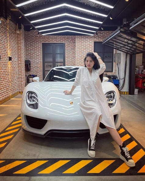 Cùng ngắm nhìn hình ảnh Lê Loan cực xinh đẹp bên dàn siêu xe chất lừ.