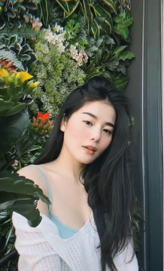 Gương mặt đẹp cùng body miễn chê, Lê Loan khiến nhiều người phải chú ý.