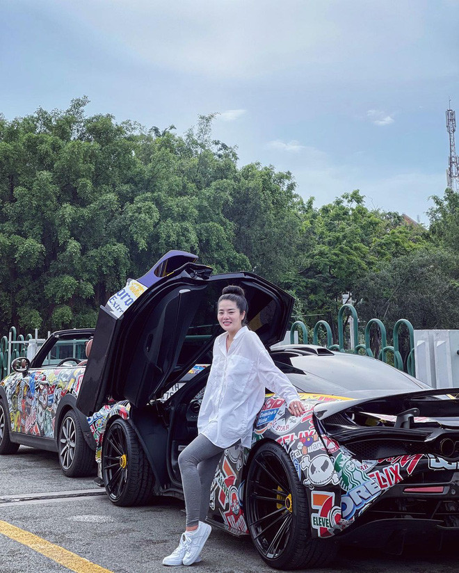 Diện áo thun bình thường cũng được, diện váy khoét sâu khoe trọn vòng 1 cũng được, nhan sắc của Lê Loan thực sự vô cùng thu hút.