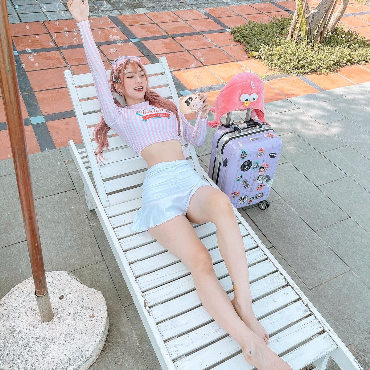 Thay vì diện biniki như các người đẹp khác đi khoe ảnh đi biển, Lê Bống lại chọn cho mình bộ áo tắm dài tay với màu hồng trẻ trung.