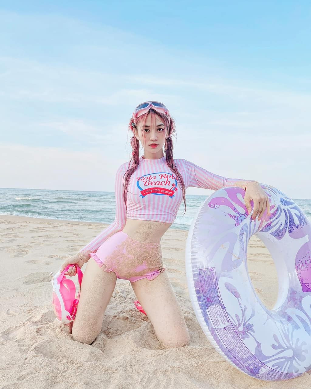 Nếu theo dõi trang cá nhân của Lê Bống, nhiều người nhận thấy cô nàng luôn biết cách gây ấn tượng với người xem bởi những trang phục gợi cảm khó cưỡng cùng những tư thế tạo dáng không giống ai.