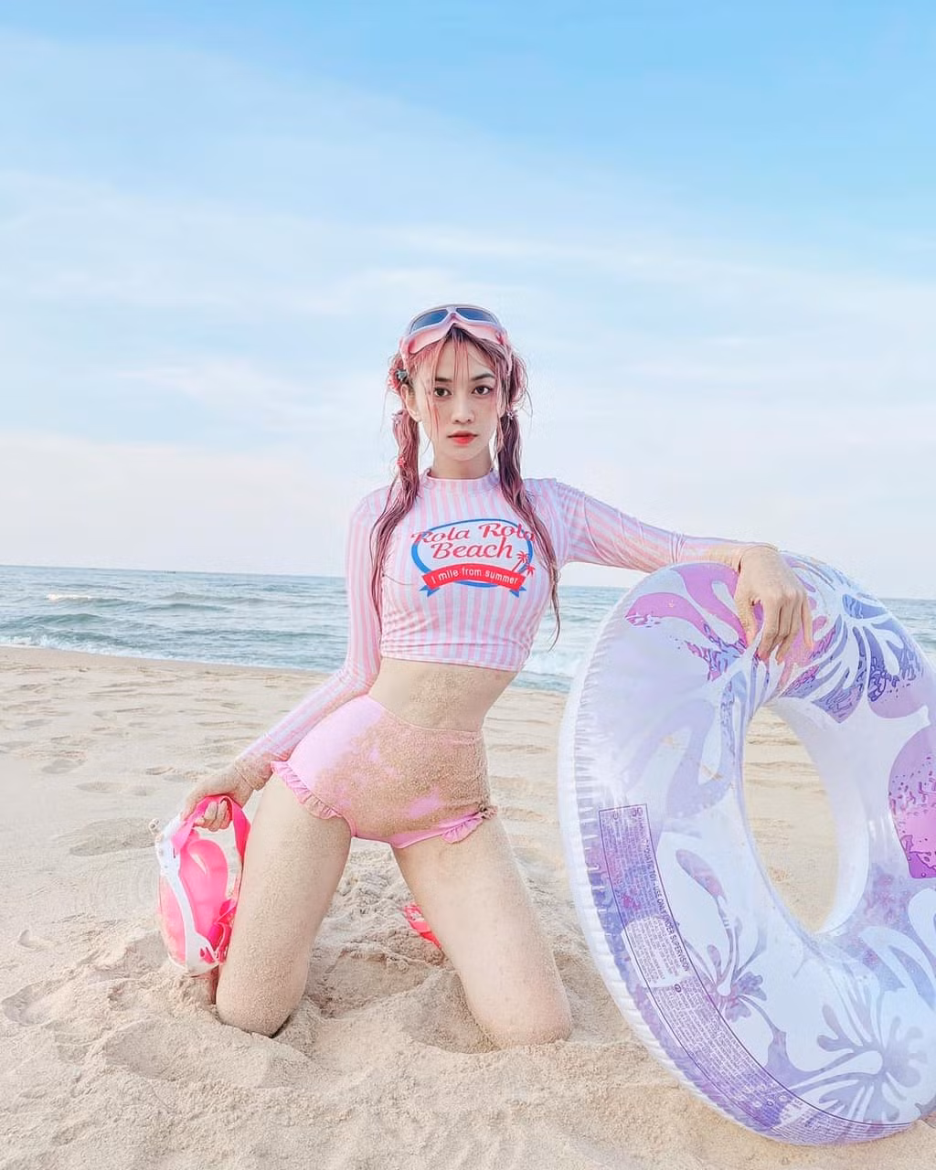 Nếu theo dõi trang cá nhân của Lê Bống, nhiều người nhận thấy cô nàng luôn biết cách gây ấn tượng với người xem bởi những trang phục gợi cảm khó cưỡng cùng những tư thế tạo dáng không giống ai.