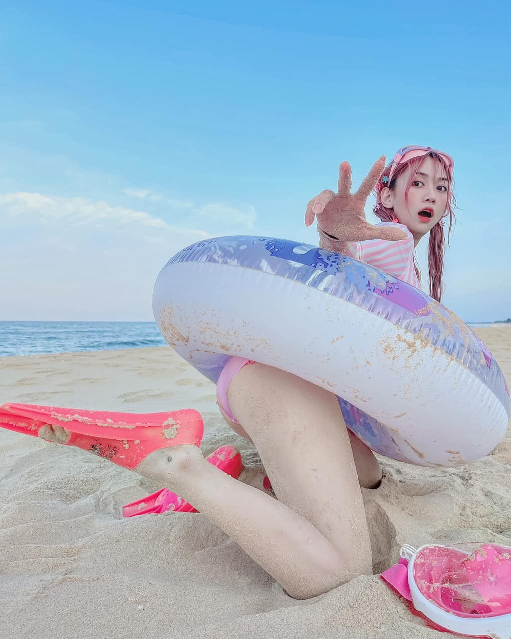 Nhìn vào những bức ảnh mới được đăng tải từ Lê Bống, nhiều netizen đều chung nhận xét rằng hot girl TikTok này chẳng cần hở hang nhưng vẫn thu hút được nhiều người.