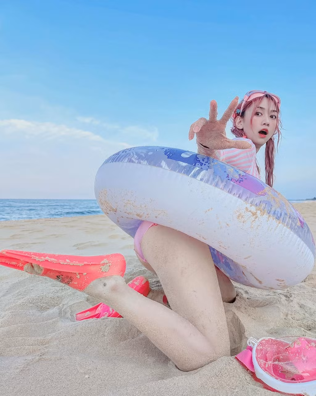 Nhìn vào những bức ảnh mới được đăng tải từ Lê Bống, nhiều netizen đều chung nhận xét rằng hot girl TikTok này chẳng cần hở hang nhưng vẫn thu hút được nhiều người.