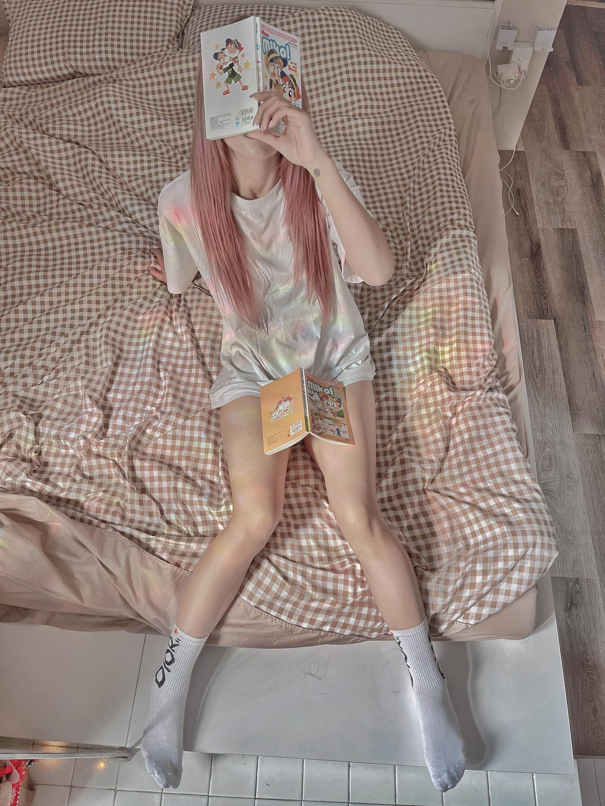 Khoe vòng 3 căng tràn, khi lại khéo khoe vòng eo con kiến nhỏ xíu, lúc lại khoe vòng 1 đến "ná thở" khiến dân mạng không khỏi xao xuyến trước Lê Bống.