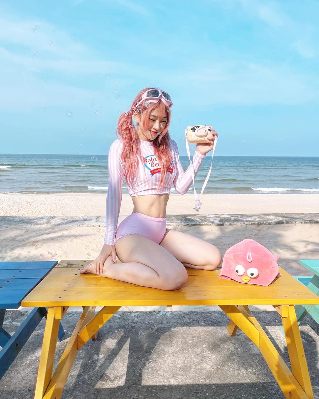 Bộ ảnh đi biển "tone sur tone" của Lê Bống nhận về không ít bình luận tích cực trên MXH.