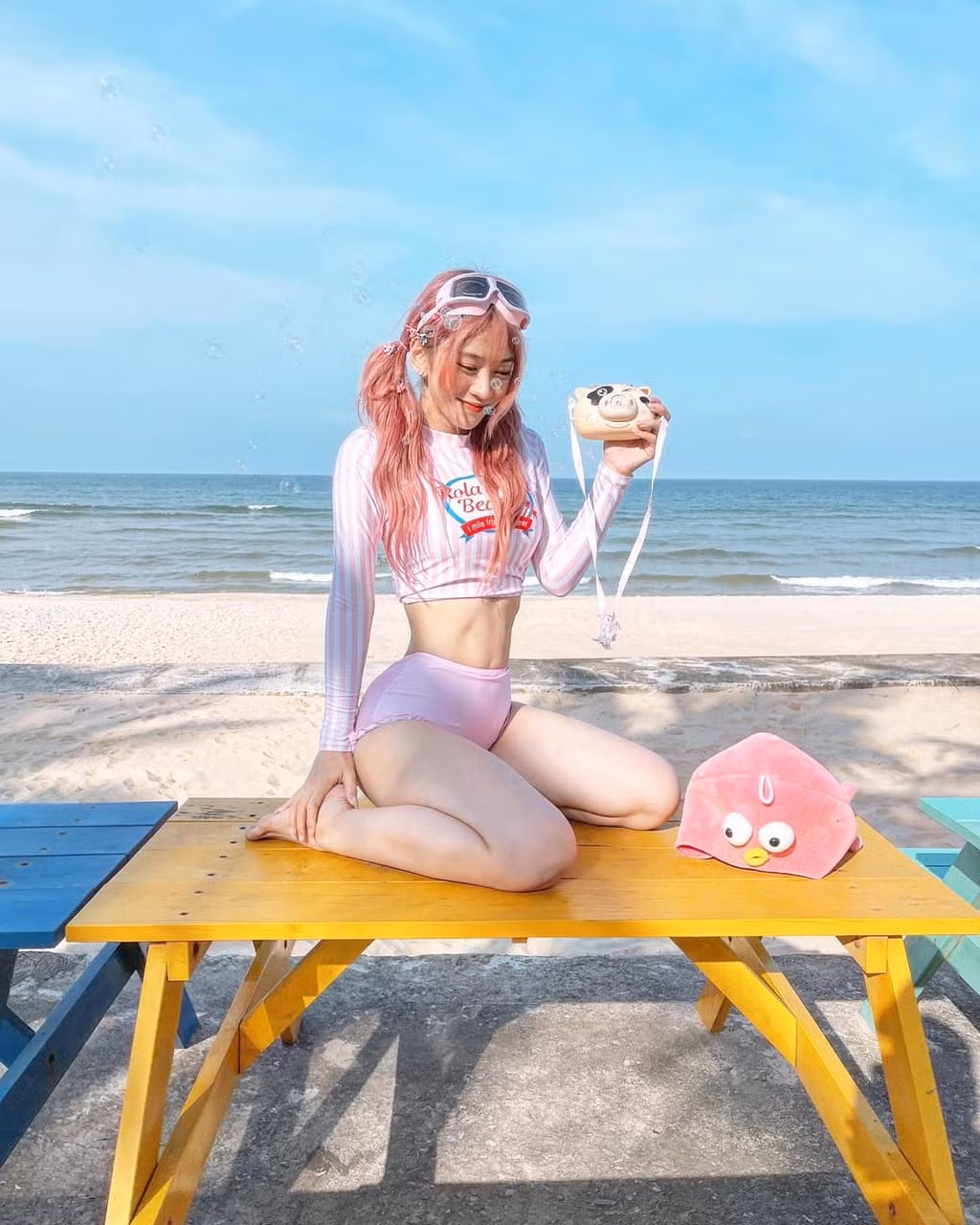 Bộ ảnh đi biển "tone sur tone" của Lê Bống nhận về không ít bình luận tích cực trên MXH.