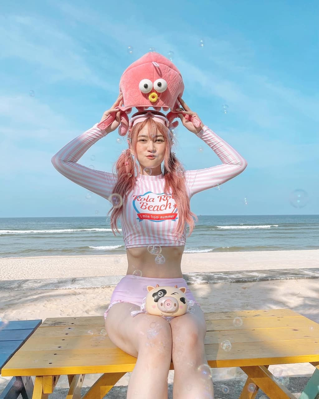 Dù không hở hang nhưng phải thừa nhận rằng, Lê Bống vẫn khoe triệt để đường cong và đôi chân dài "trứ danh" của mình.