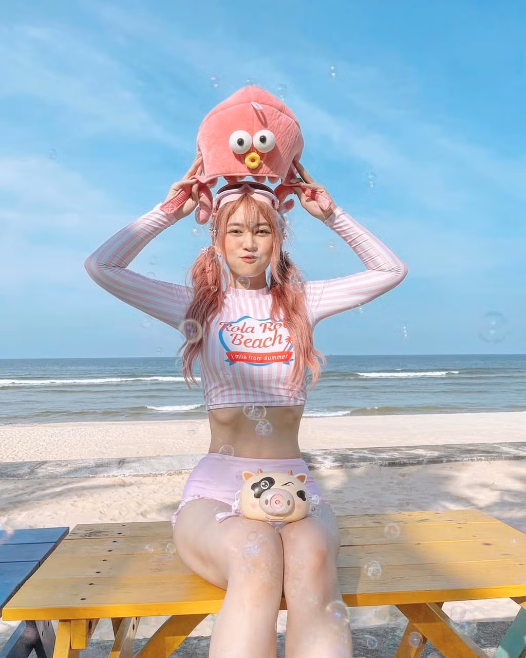 Dù không hở hang nhưng phải thừa nhận rằng, Lê Bống vẫn khoe triệt để đường cong và đôi chân dài "trứ danh" của mình.