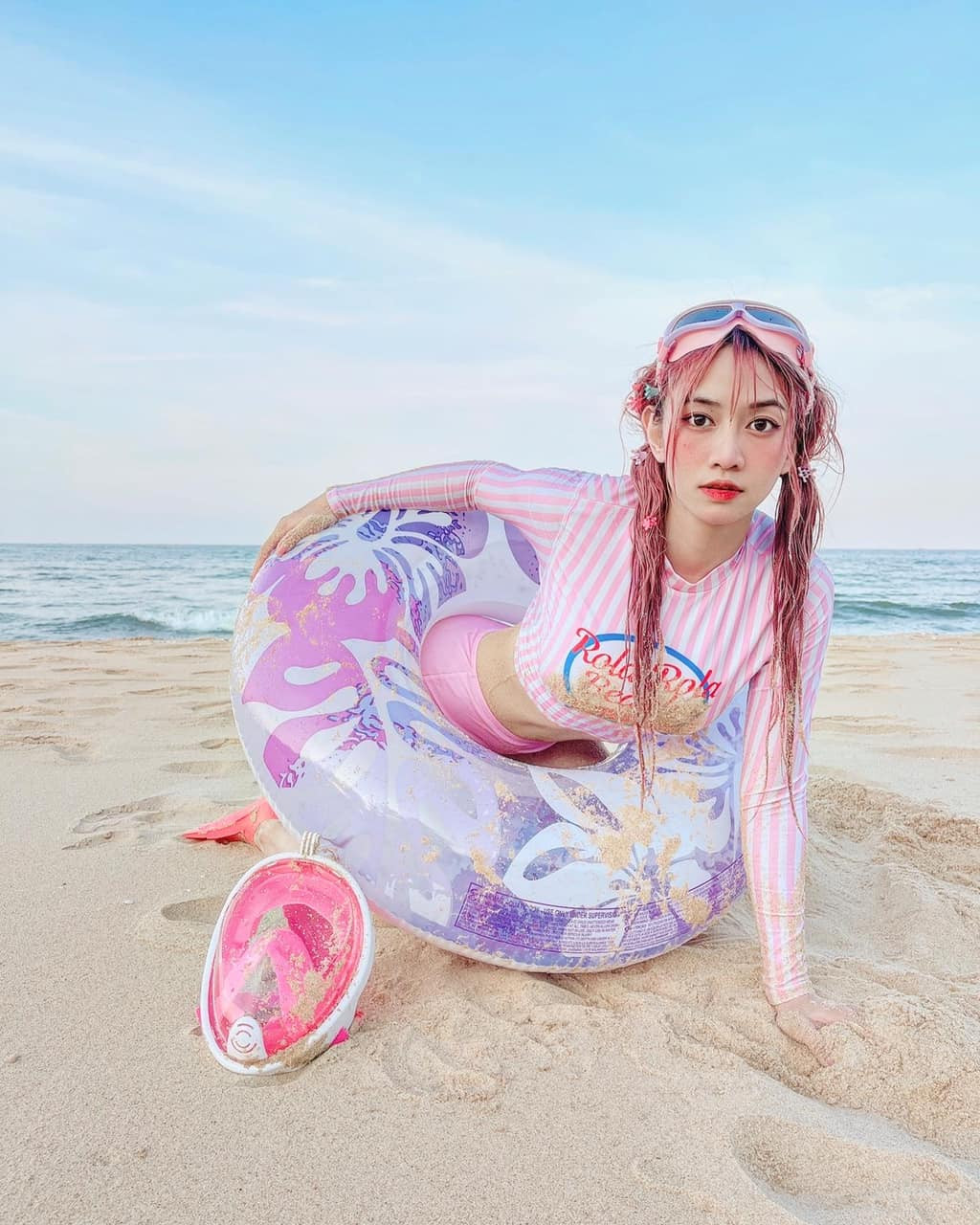 Chẳng cần quá yểu điệu như các hot girl khác, Lê Bống lại chọn cho mình phong cách tinh nghịch trong bộ ảnh mới.