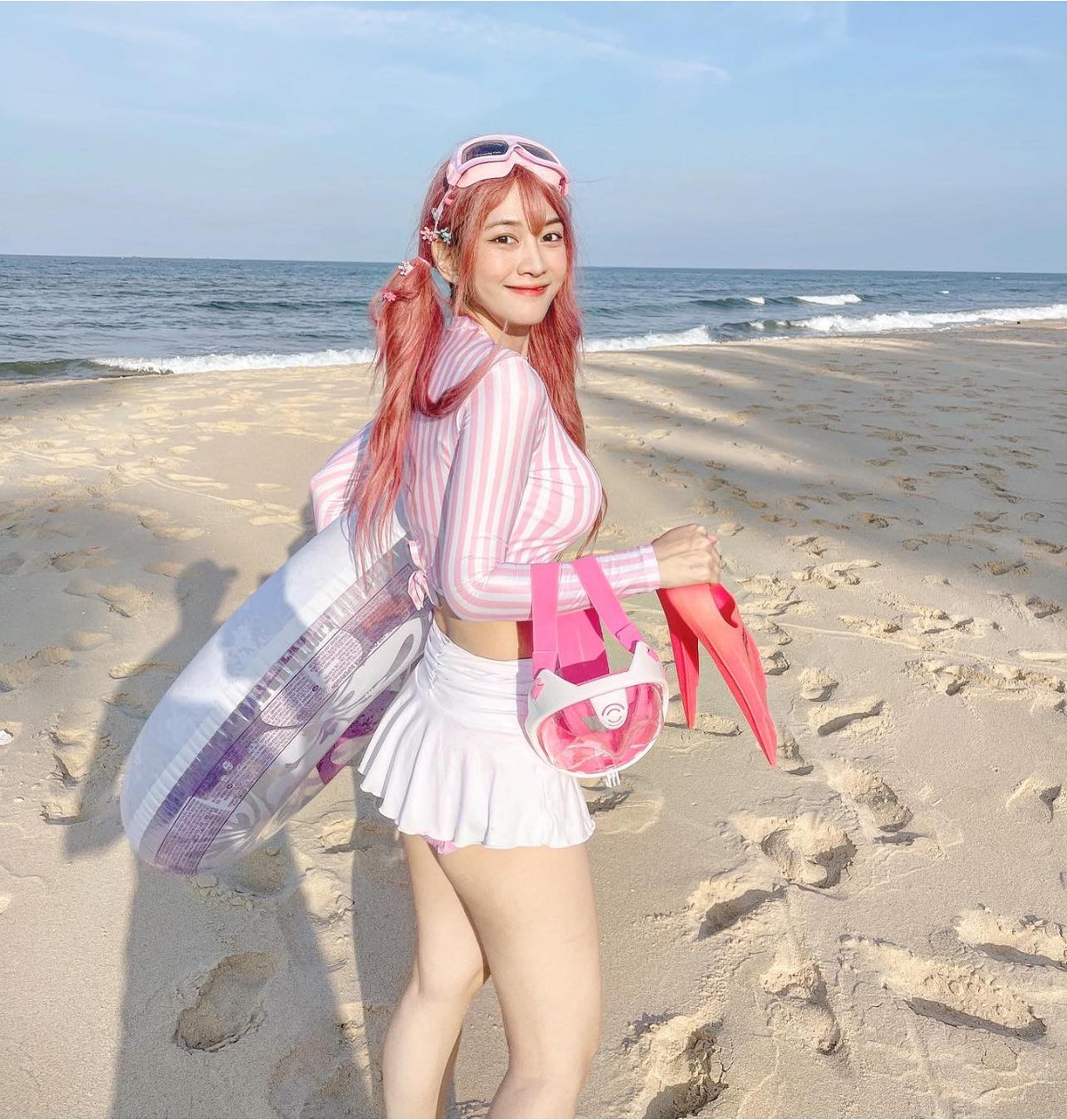 Mới đây, trên trang cá nhân hot girl Lê Bống lại khiến các fan phải dành những lời khen khi khoe những bức ảnh ở biển.