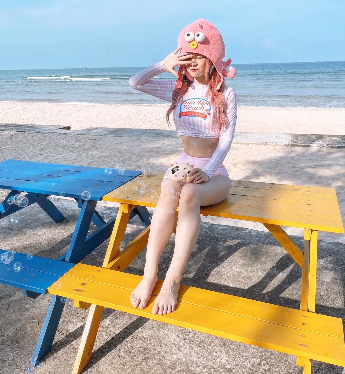 Từ việc sở hữu thân hình siêu nóng bỏng cùng gương mặt gợi cảm cho tới việc tham gia đóng một bộ phim ngắn, MV ca nhạc, Lê Bống không ít lần khiến các netizen phải xôn xao.