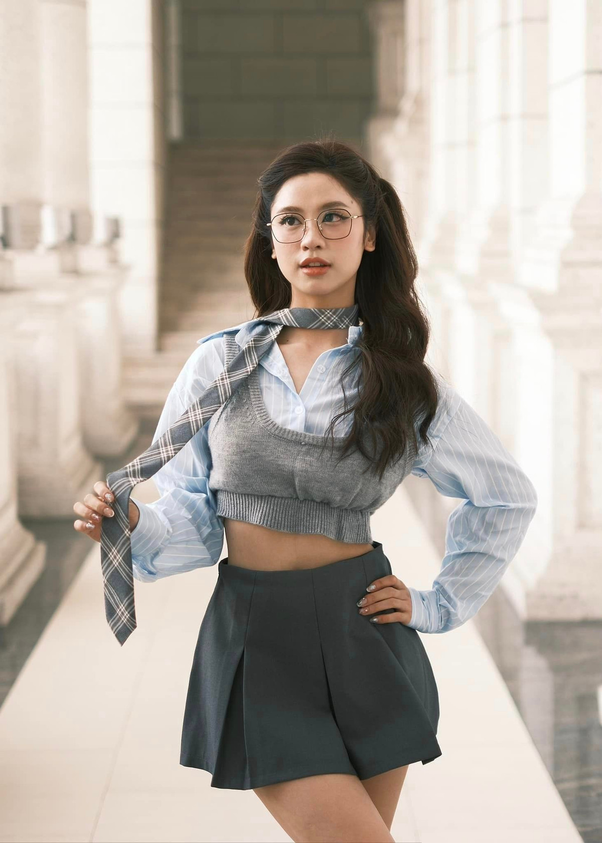 Hàn Hằng cũng làm hình ảnh đại diện hợp tác với nhiều thương hiệu. Hiện tại, cô nàng có mối quan hệ cực tốt với gia đình bạn trai, thường xuyên ăn uống, du lịch chung cũng hot mom Trang Lou.