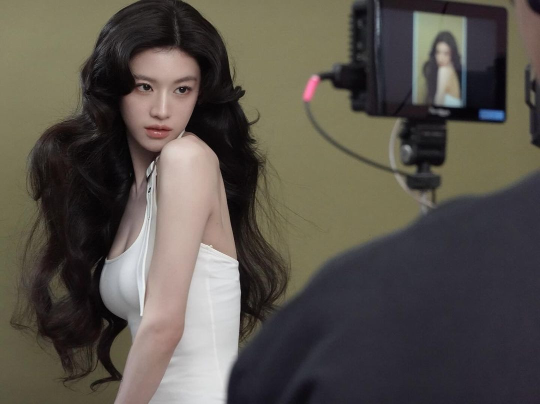 Một trong những nữ diễn viên trẻ nổi bật, được ngợi ca là biểu tượng nhan sắc mới của làn sóng hallyu chính là Go Yoon Jung. Nữ diễn viên khởi đầu với vai trò người mẫu, dần chinh phục trái tim khán giả với nhiều bộ phim như He Is Psychometric, Sweet Home, Alchemy of Souls, Moving...