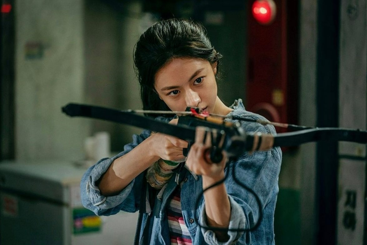 Đến năm 2020, Go Yoon Jung tiếp tục tạo dấu ấn với vai diễn Park Yu Ri trong siêu phẩm Sweet Home (Netflix). Trong bối cảnh phim sinh tồn kinh dị nặng đô, người đẹp sinh năm 1996 này thể hiện tốt chiều sâu nội tâm nhân vật – vừa lạnh lùng, thực tế nhưng cũng ẩn chứa sự tổn thương.