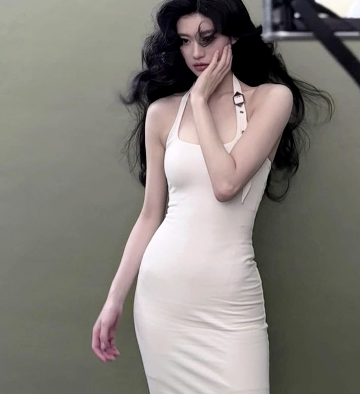 Go Yoon Jung sinh ngày 22 tháng 4 năm 1996 tại Seoul, Hàn Quốc. Cô theo học tại Đại học nữ sinh Seoul (Seoul Women’s University), chuyên ngành Nghệ thuật Đương đại.