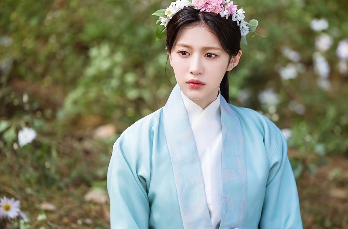 Với gương mặt thanh tú, thần thái vừa mong manh vừa hiện đại, mỹ nữ Hàn Quốc nhanh chóng thu hút sự chú ý trong ngành quảng cáo và trở thành gương mặt đại diện cho nhiều thương hiệu lớn.