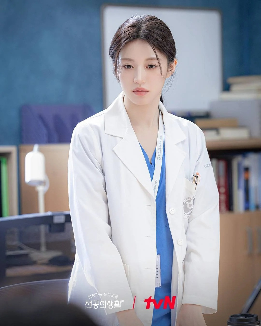 Cột mốc quan trọng nhất trong sự nghiệp của Go Yoon Jung đến từ siêu phẩm giả tưởng Alchemy of Souls (2022–2023) của biên kịch nổi tiếng chị em Hong Jung Eun và Hong Mi Ran.