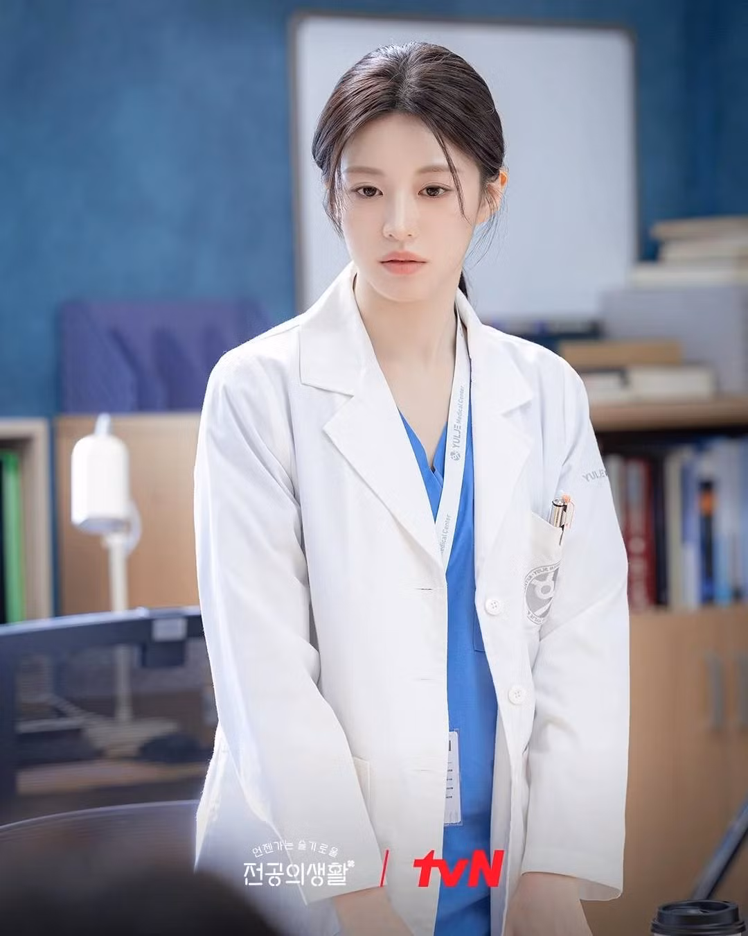 Cột mốc quan trọng nhất trong sự nghiệp của Go Yoon Jung đến từ siêu phẩm giả tưởng Alchemy of Souls (2022–2023) của biên kịch nổi tiếng chị em Hong Jung Eun và Hong Mi Ran.