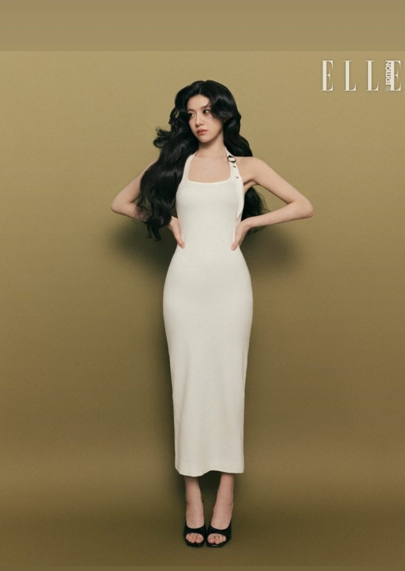 Ngoài ra, gương mặt đẹp như tạc tượng của ngôi sao sinh năm 1996 cũng luôn là chủ đề được dân mạng quan tâm, bàn tán. Thậm chí, trông Go Yoon Jung hoàn hảo đến mức không khác nào một sản phẩm của... AI.