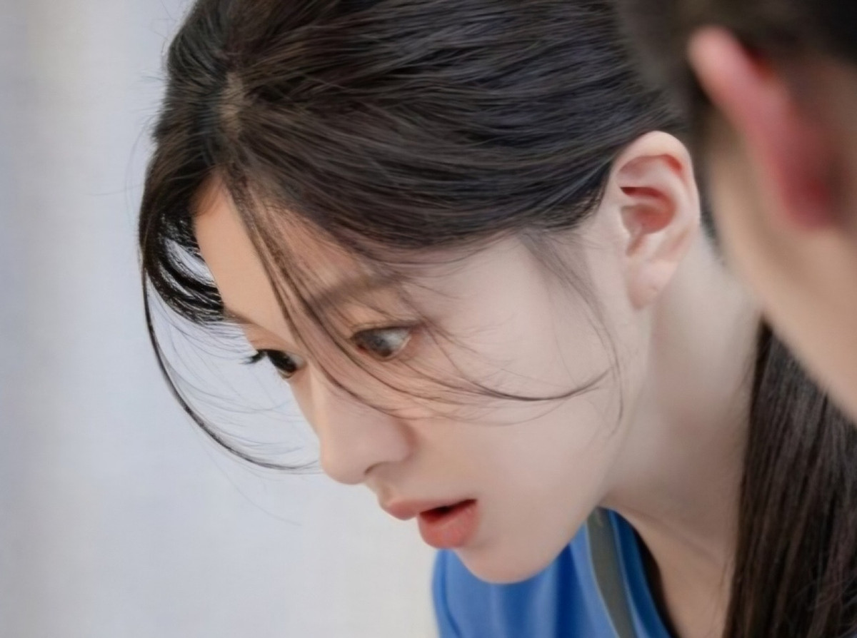 Trước khi bén duyên với nghiệp diễn, Go Yoon Jung từng là một người mẫu ảnh dưới trướng công ty MAA Entertainment.