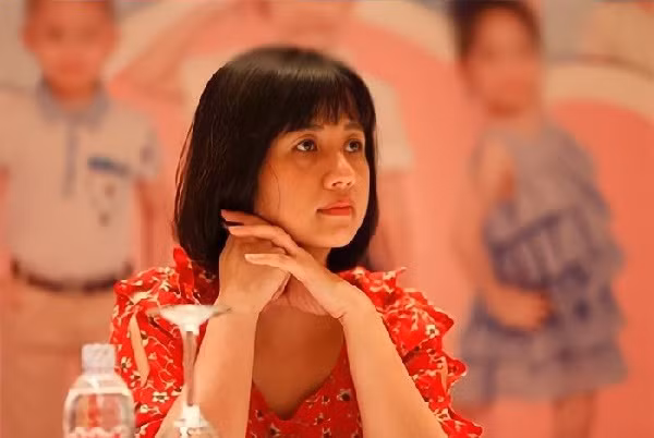 Mặc dù là nữ MC, BTV nổi tiếng nhưng Tùng Chi lại không sử dụng mạng xã hội. Cô cũng không thích xuất hiện trên báo và chưa từng nhận lời phỏng vấn.