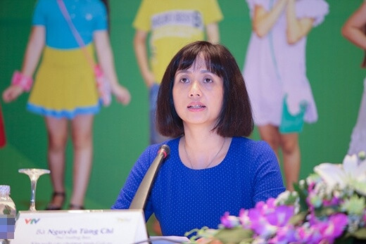 Vì là người rất kín tiếng nên chuyện đời tư của nữ MC tới hiện tại vẫn là một dấu hỏi lớn. Không ai biết cô đã kết hôn và sinh con hay chưa. Cũng bởi vậy mà Tùng Chi từng vướng phải một số tin đồn đã qua một lần đò, yêu đương với đồng nghiệp lớn tuổi. Tuy nhiên cô chưa từng lên tiếng giải thích bất cứ thông tin nào.