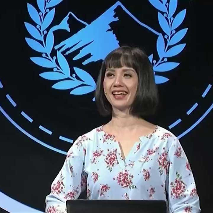 MC Tùng Chi (SN 1974) là cái tên quen mặt với nhiều khán giả truyền hình. Cô ghi dấu ấn trong một số chương trình như: Đấu trí, Từ ánh mắt đến trái tim và có lẽ ấn tượng hơn cả là chương trình Đường lên đỉnh Olympia.