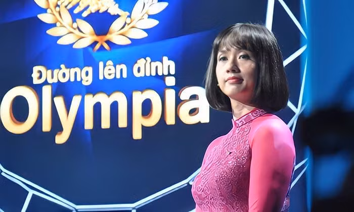 Trải qua nhiều đời MC Đường lên đỉnh Olympia có lẽ MC Tùng Chi chính là cái tên để lại nhiều ấn tượng nhất trong lòng khán giả. Cô cũng chính là MC lâu năm nhất của sân chơi này.