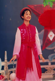 Theo dõi chương trình người ta vẫn ấn tượng với Tùng Chi bởi phong cách giản dị, gần gũi. Cô luôn xuất hiện trong các trang phục áo dài thướt tha cùng mái tóc ngắn đặc trưng.