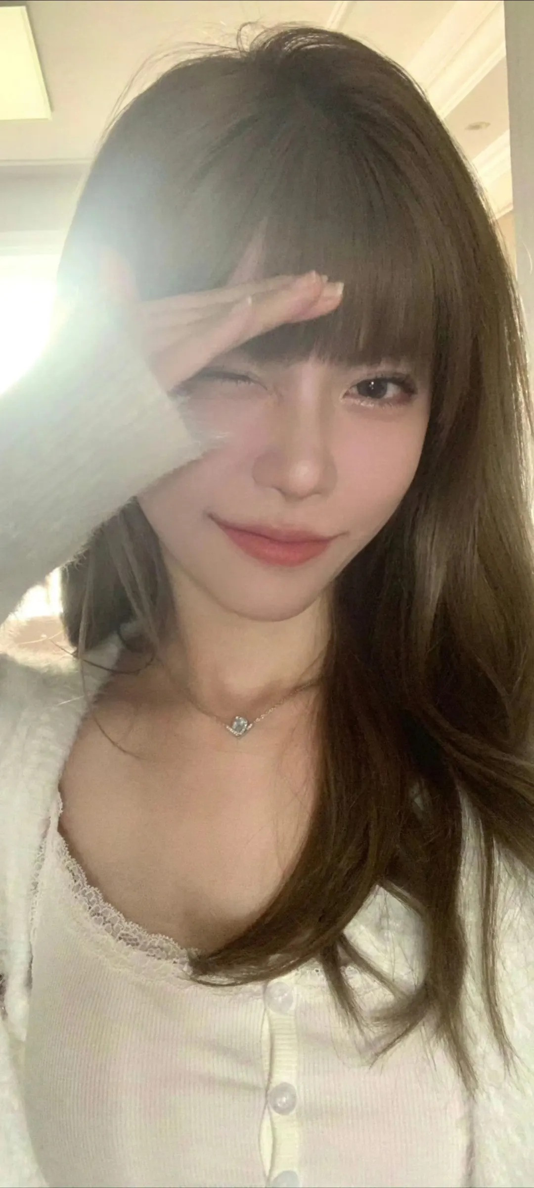 Luo Xin (Chu Thục Di) là nữ caster sở hữu dung mạo cực kỳ xinh đẹp, body bốc lửa, phong cách dẫn dắt lôi cuốn.