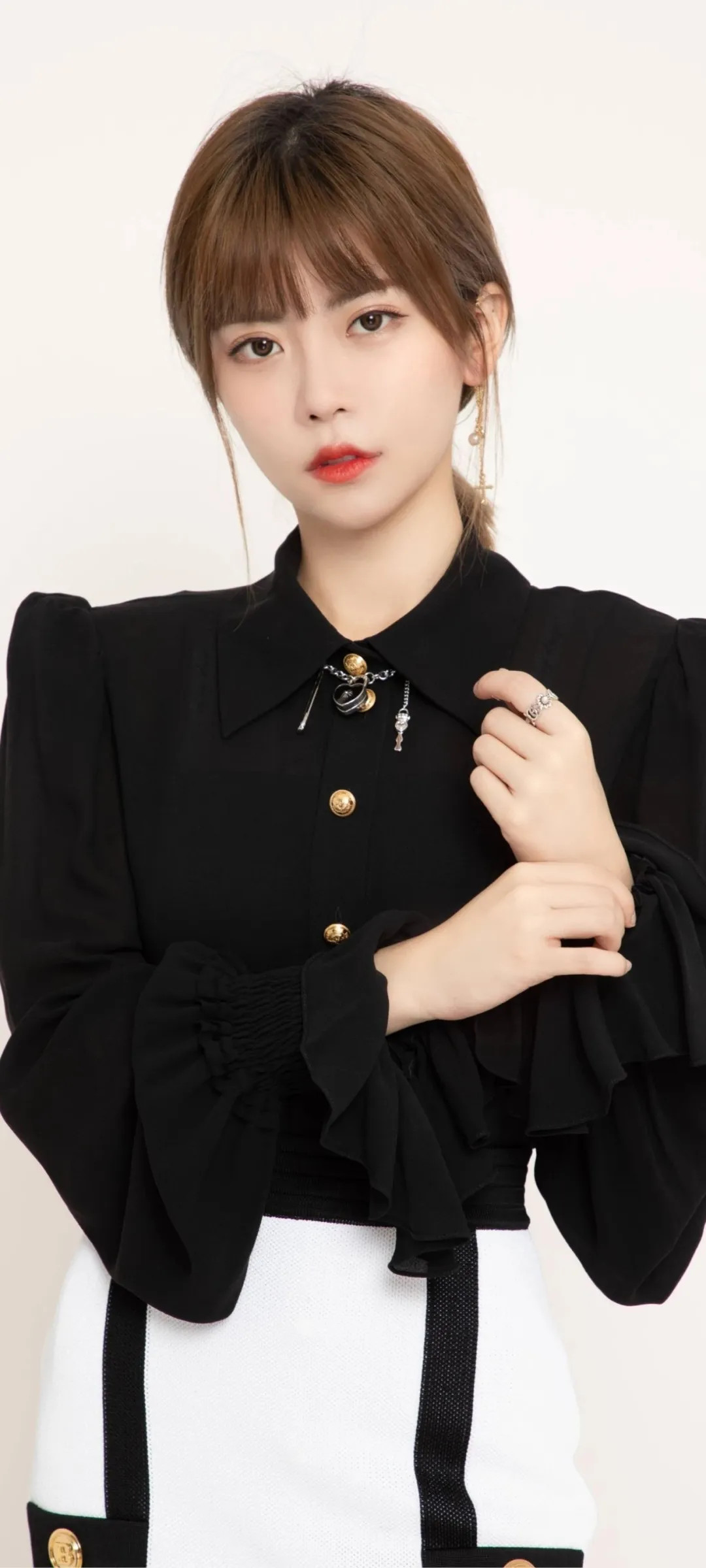 Với lợi thế ngoại hình, nữ caster này không khó để gây dựng lại sự nghiệp từ đầu. Dù thường xuyên gây tranh cãi với những content phản cảm, thế nhưng Chu Thục Di vẫn rất khôn khéo xử lý để lấy lại lòng tin từ người hâm mộ.